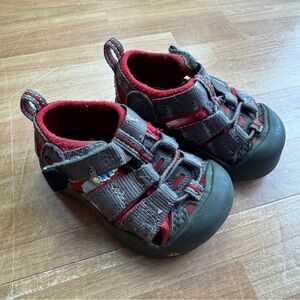 KEEN Kids' Newport H2 water sandals shark print